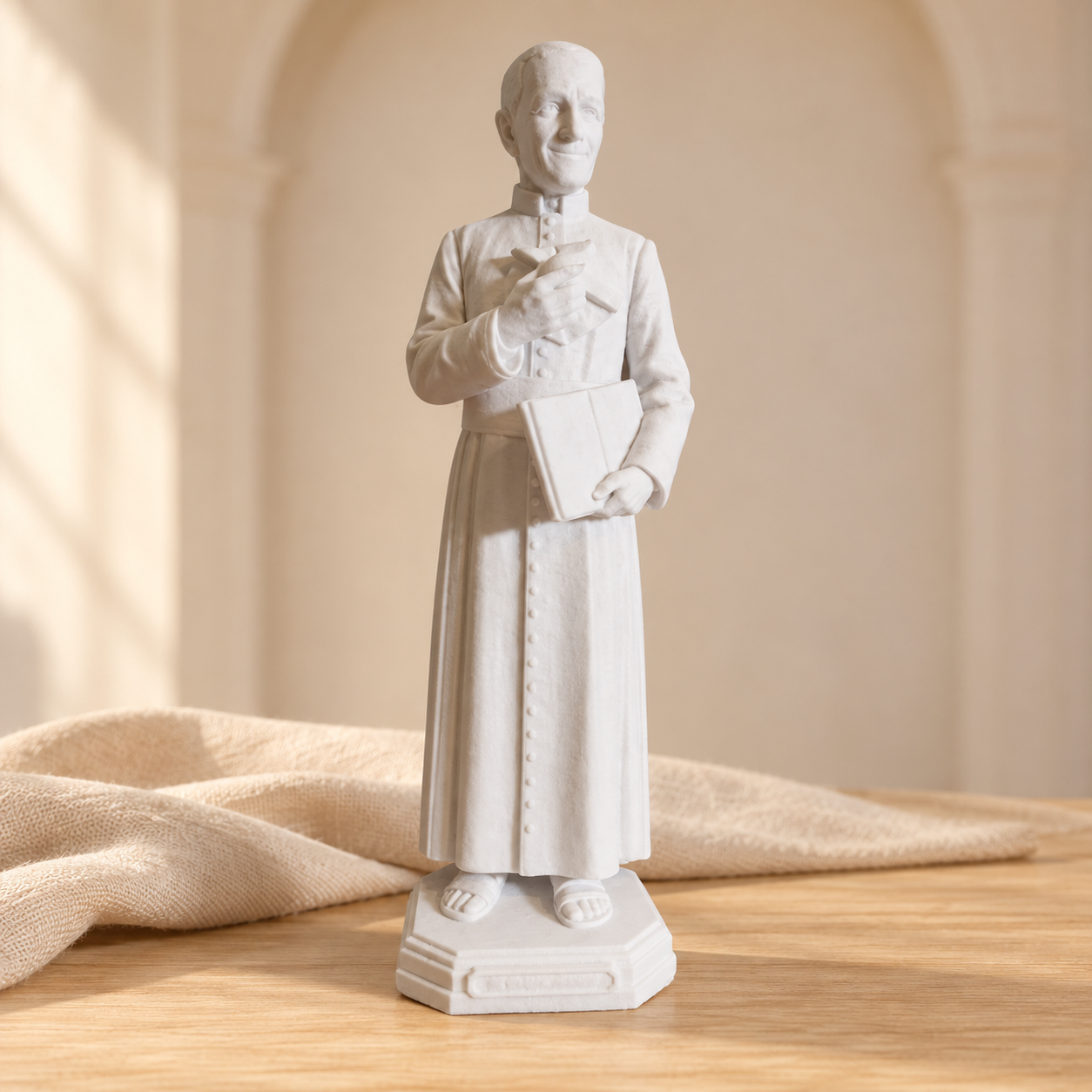 Imagem de religioso com livro: escultura em cenário claro com luz suave